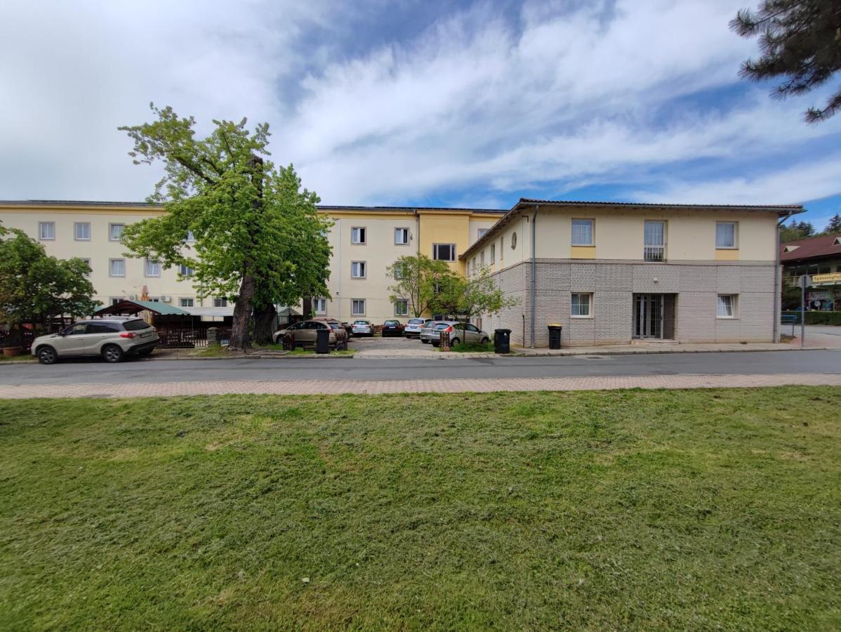 Hotel Beke Sziget Komlo Bagian luar foto