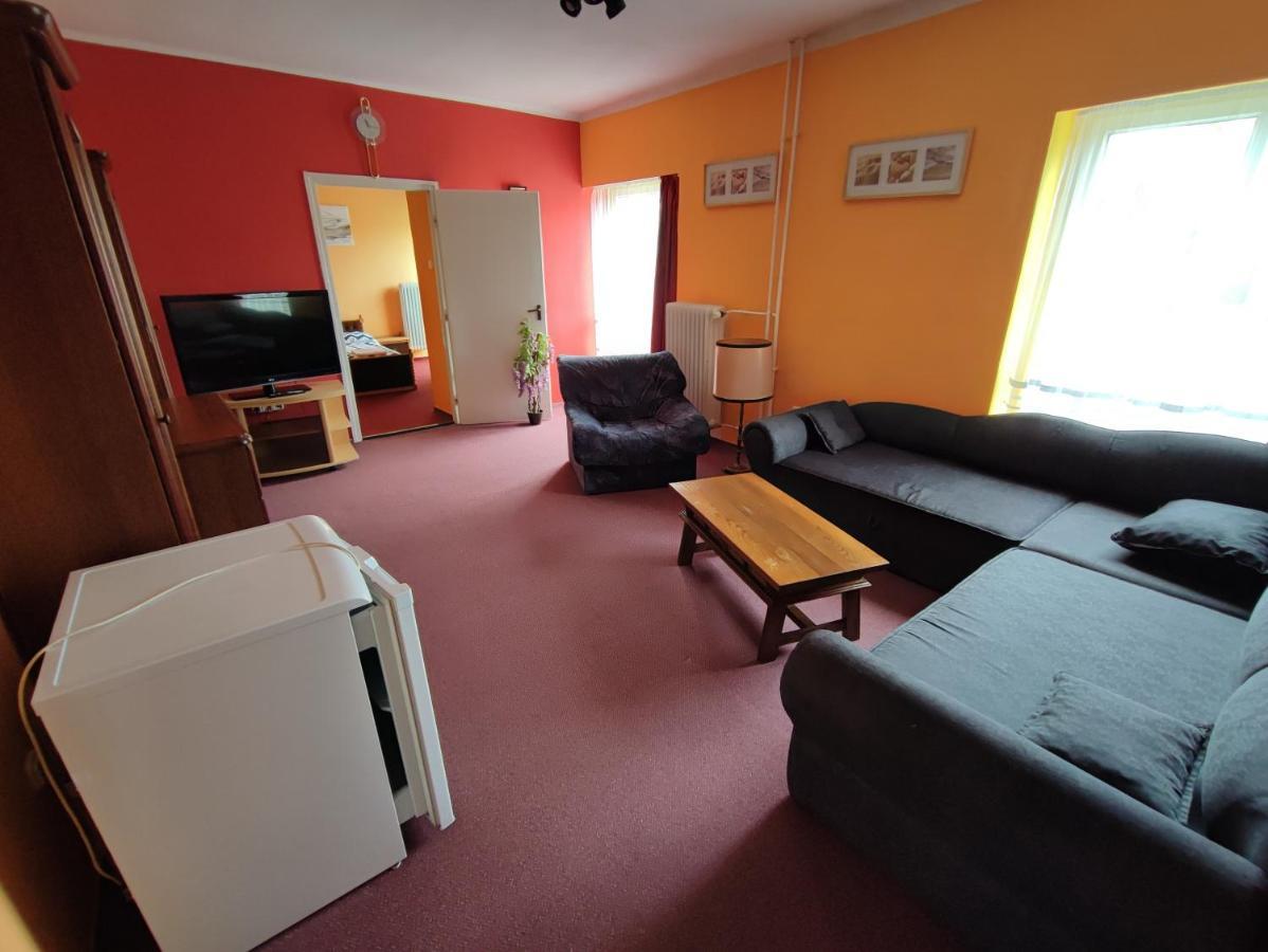 Hotel Beke Sziget Komlo Bagian luar foto