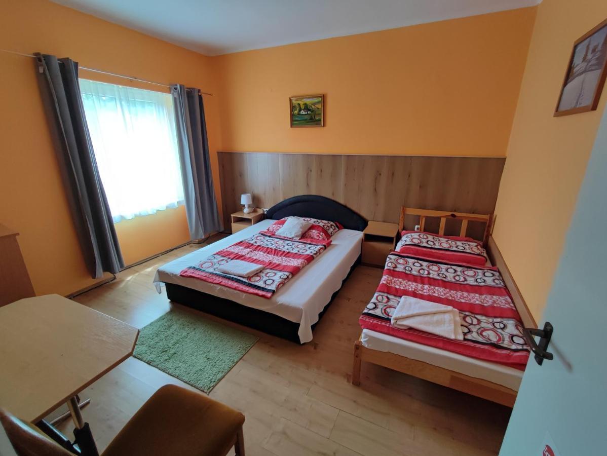 Hotel Beke Sziget Komlo Bagian luar foto