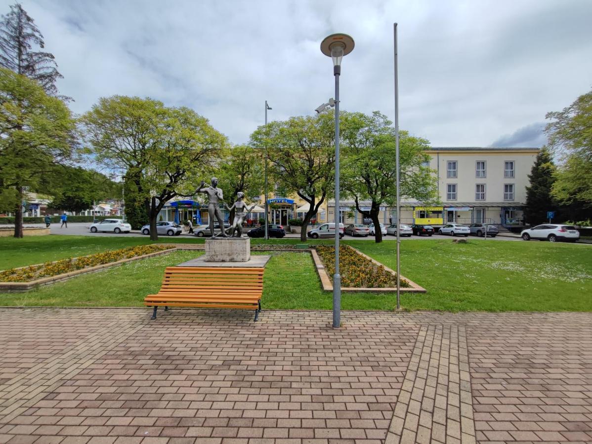 Hotel Beke Sziget Komlo Bagian luar foto