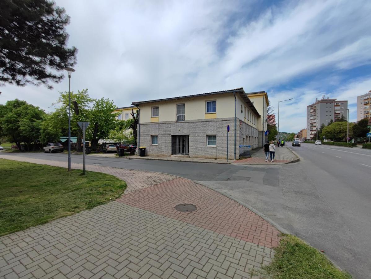 Hotel Beke Sziget Komlo Bagian luar foto