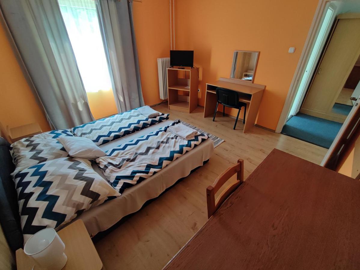 Hotel Beke Sziget Komlo Bagian luar foto